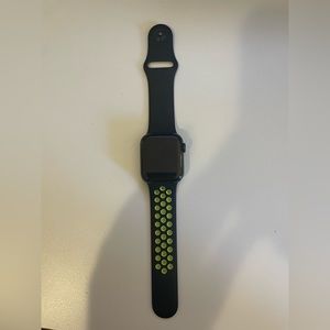 Nike Series 6 40MM Apple Watch W/5 bands- EUC